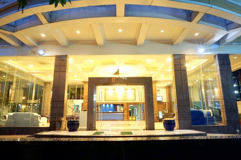 Miloft Sathorn Hotel - Sha Plus Certified Bangkok Zewnętrze zdjęcie The lobby of the hotel