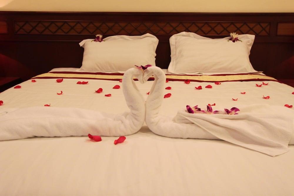Miloft Sathorn Hotel - Sha Plus Certified Bangkok Zewnętrze zdjęcie A bed with a towel swan