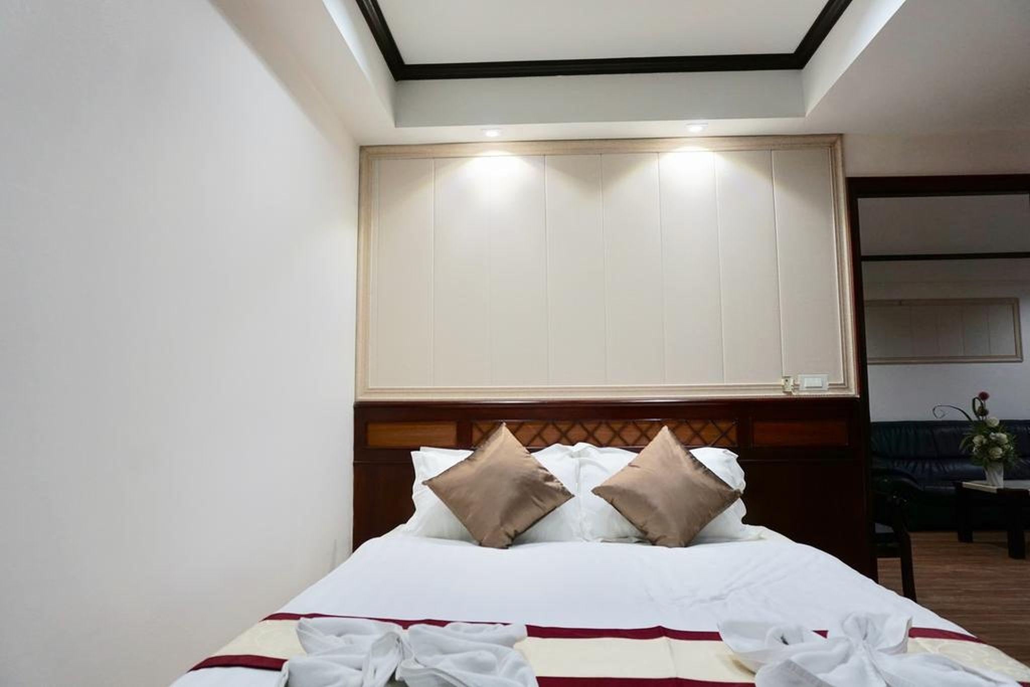 Miloft Sathorn Hotel - Sha Plus Certified Bangkok Zewnętrze zdjęcie A bedroom at the hotel