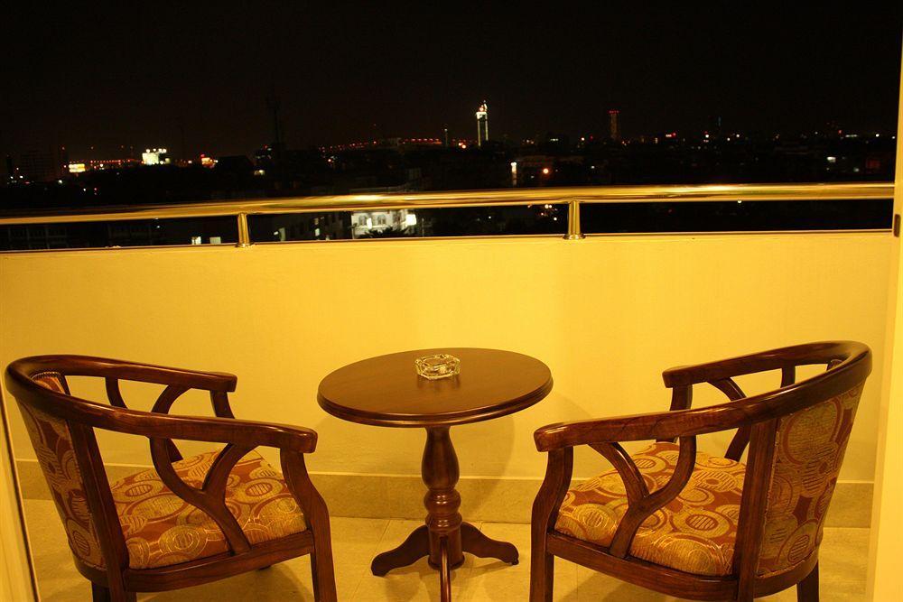 Miloft Sathorn Hotel - Sha Plus Certified Bangkok Zewnętrze zdjęcie A balcony in a hotel