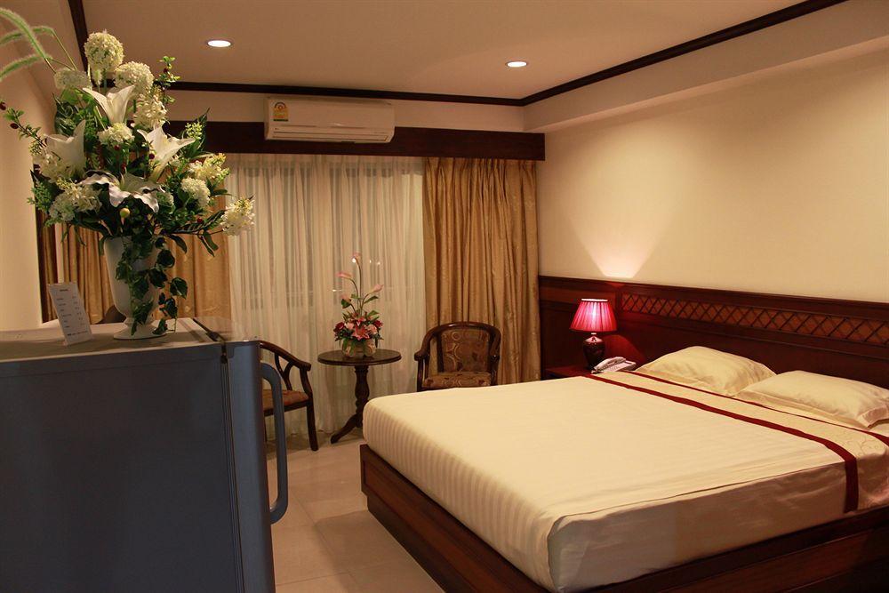 Miloft Sathorn Hotel - Sha Plus Certified Bangkok Zewnętrze zdjęcie A bedroom in a hotel