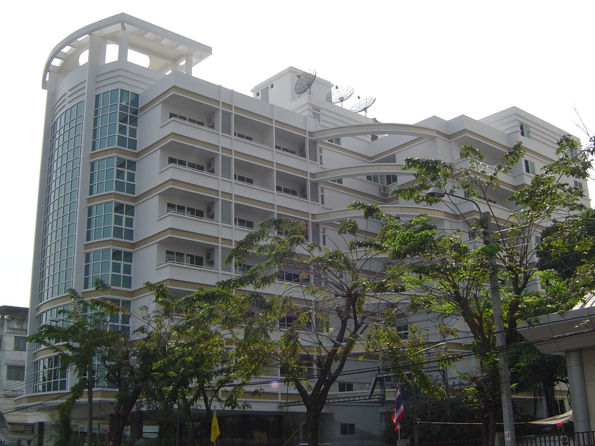 Miloft Sathorn Hotel - Sha Plus Certified Bangkok Zewnętrze zdjęcie The new building of the university