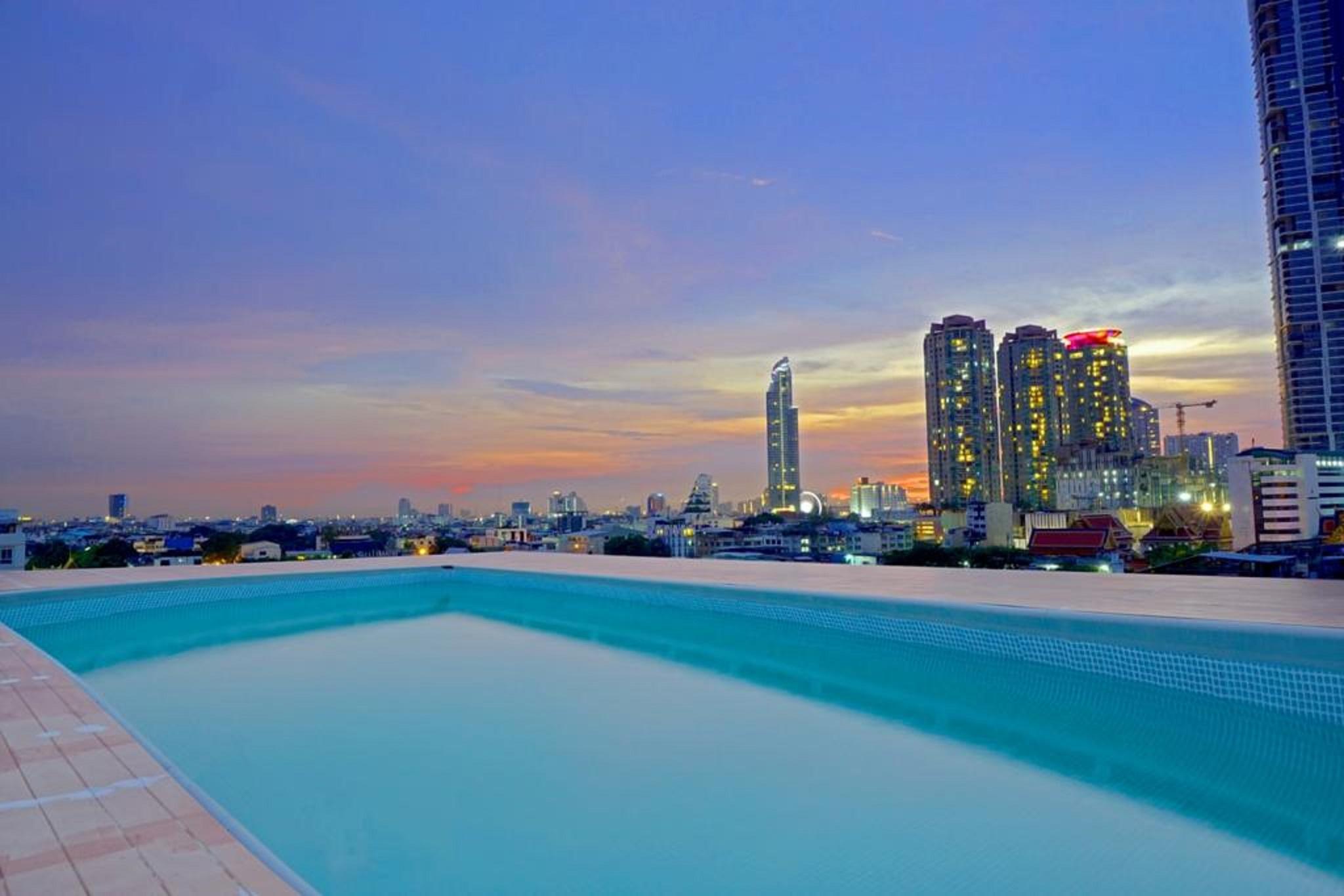 Miloft Sathorn Hotel - Sha Plus Certified Bangkok Zewnętrze zdjęcie View from the rooftop pool