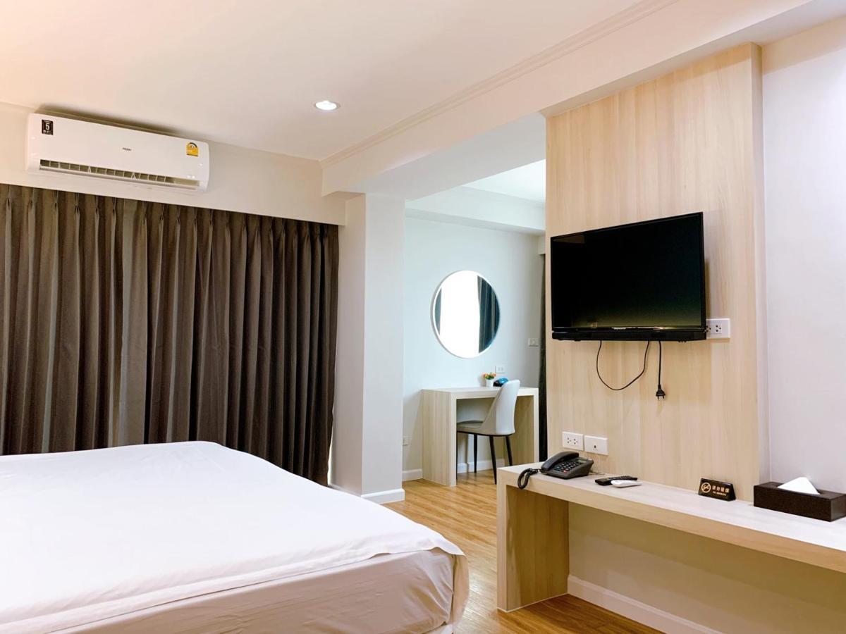 Miloft Sathorn Hotel - Sha Plus Certified Bangkok Zewnętrze zdjęcie A room at the hotel