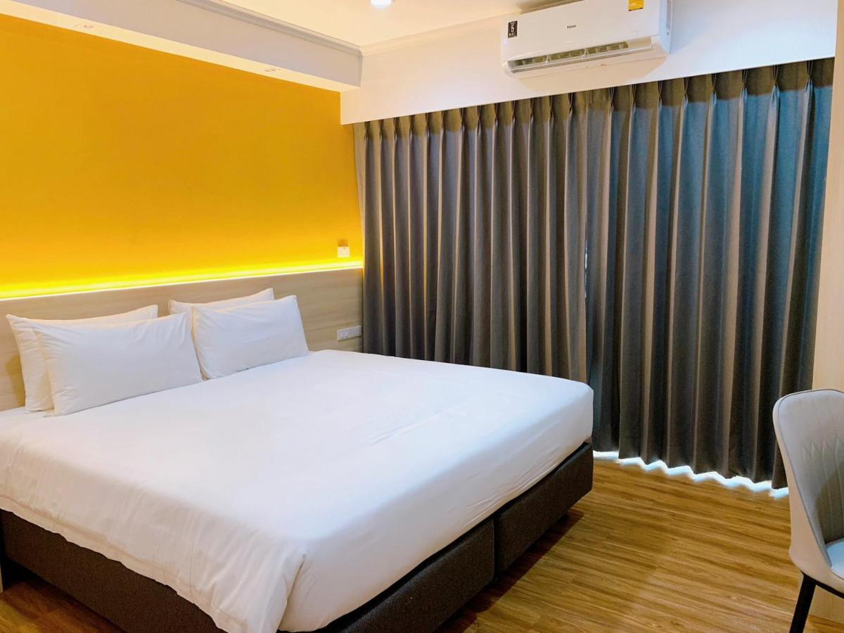 Miloft Sathorn Hotel - Sha Plus Certified Bangkok Zewnętrze zdjęcie A room at the hotel