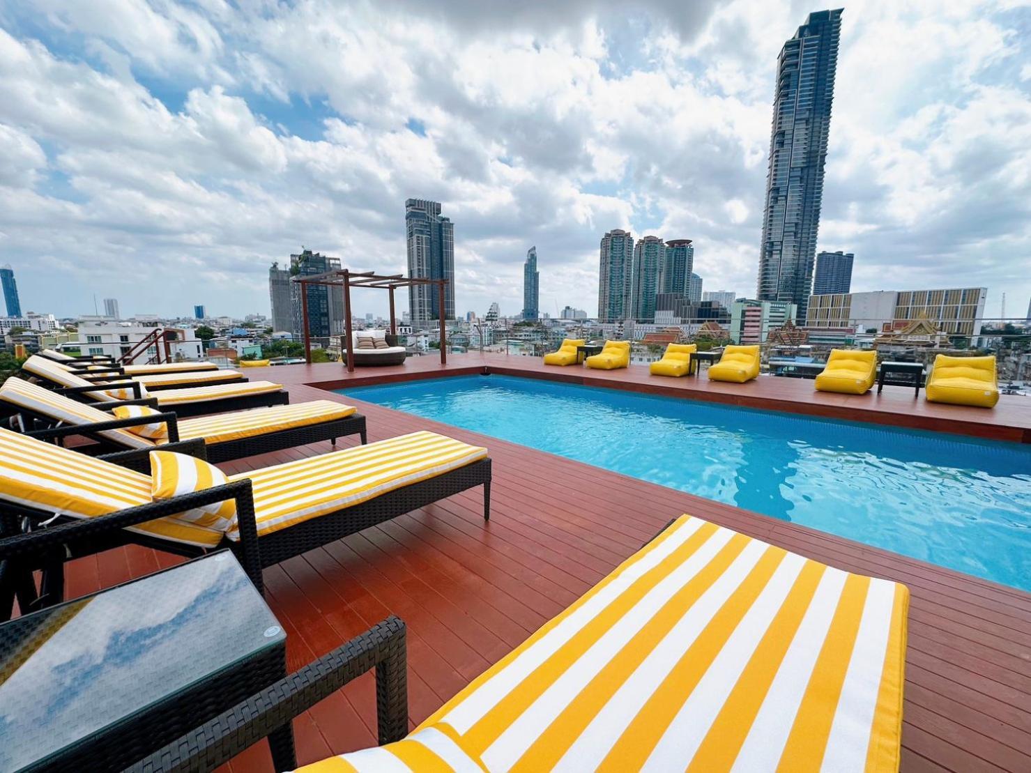Miloft Sathorn Hotel - Sha Plus Certified Bangkok Zewnętrze zdjęcie Rooftop pool at the hotel