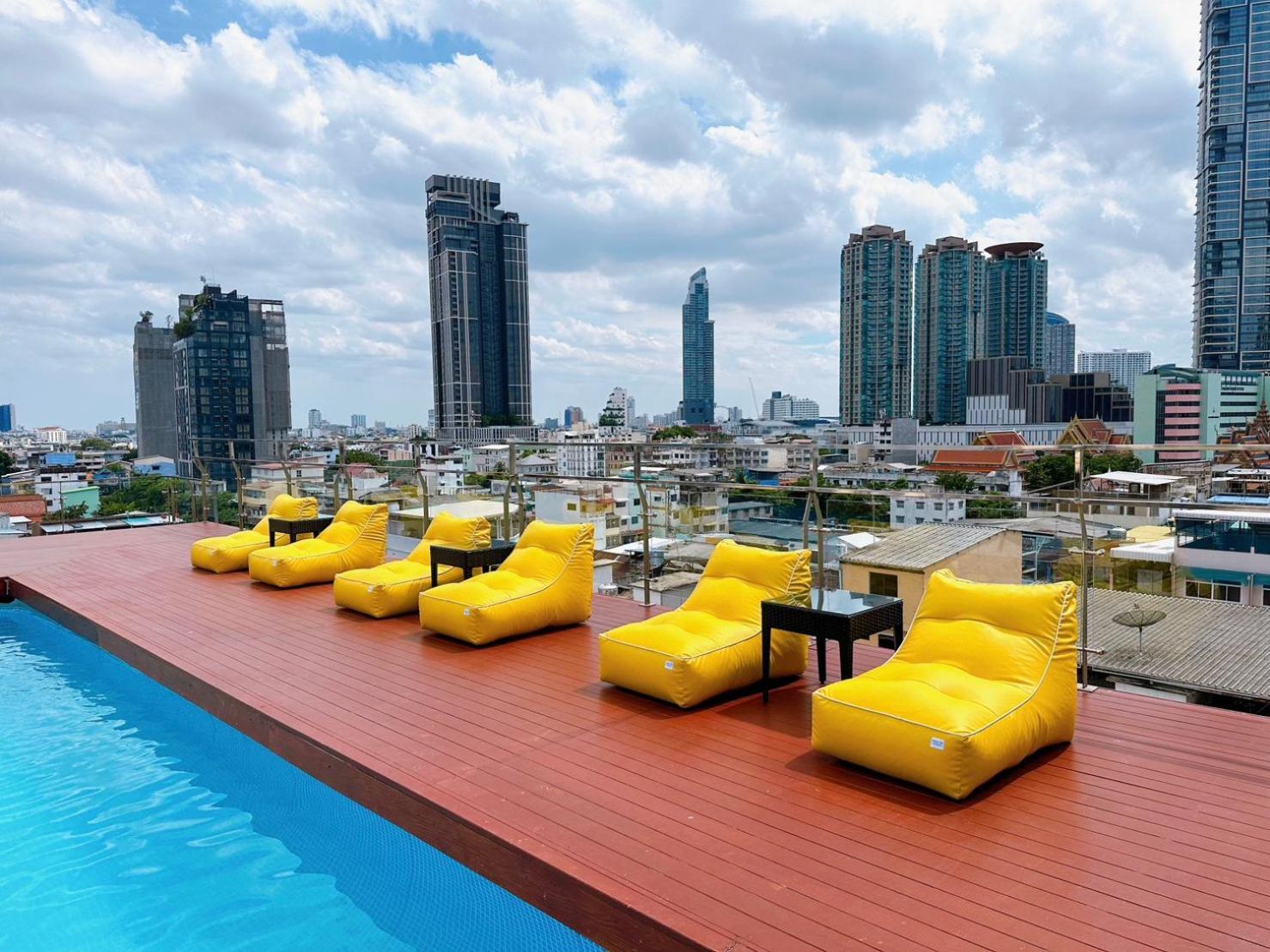 Miloft Sathorn Hotel - Sha Plus Certified Bangkok Zewnętrze zdjęcie Rooftop pool at the hotel