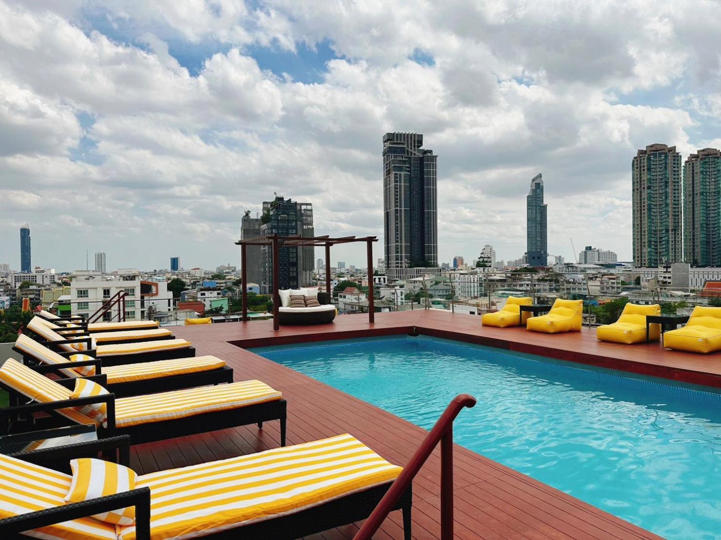 Miloft Sathorn Hotel - Sha Plus Certified Bangkok Zewnętrze zdjęcie Rooftop pool at the hotel