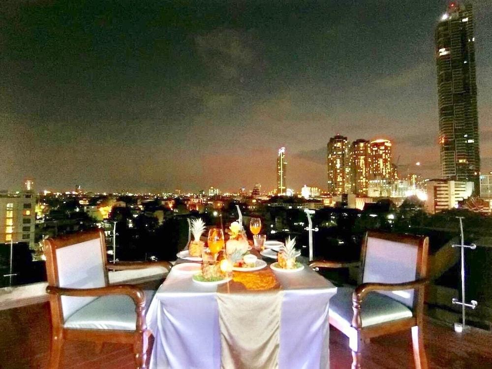 Miloft Sathorn Hotel - Sha Plus Certified Bangkok Zewnętrze zdjęcie Rooftop bar at the Royal Paragon Hotel
